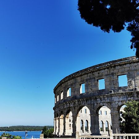 Lux Apartments In Downtown Pula Dış mekan fotoğraf